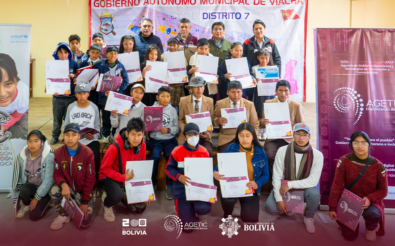 La Paz, 15 de agosto de 2025 – La Agencia de Gobierno Electrónico y Tecnologías de Información y Comunicación AGETIC, certificó hoy a 226 jóvenes y adolescentes del municipio de Viacha, quienes culminaron exitosamente los cursos gratuitos ofrecidos por el Centro de Capacitación e Innovación Tecnológica CCIT, reafirmando así su compromiso con la democratización del acceso a la tecnología en Bolivia. El acto tuvo lugar en la Subalcaldía del Distrito 7 de Viacha y contó con la participación de autoridades muni